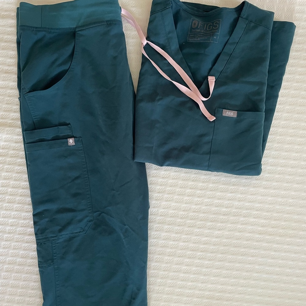 FIGS Kade Cargo pants + one pocket top. Hunter Green!